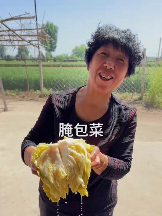 带大家看看妈妈用什么方法腌制的包菜，这么好吃 