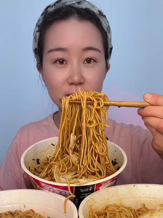 干拌面加麻加辣!面条筋道裹红油香到冒汗还想再来碗