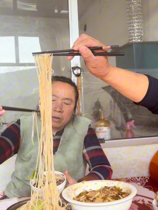 酸菜萝卜炒鸡胸肉配粉丝,真好吃