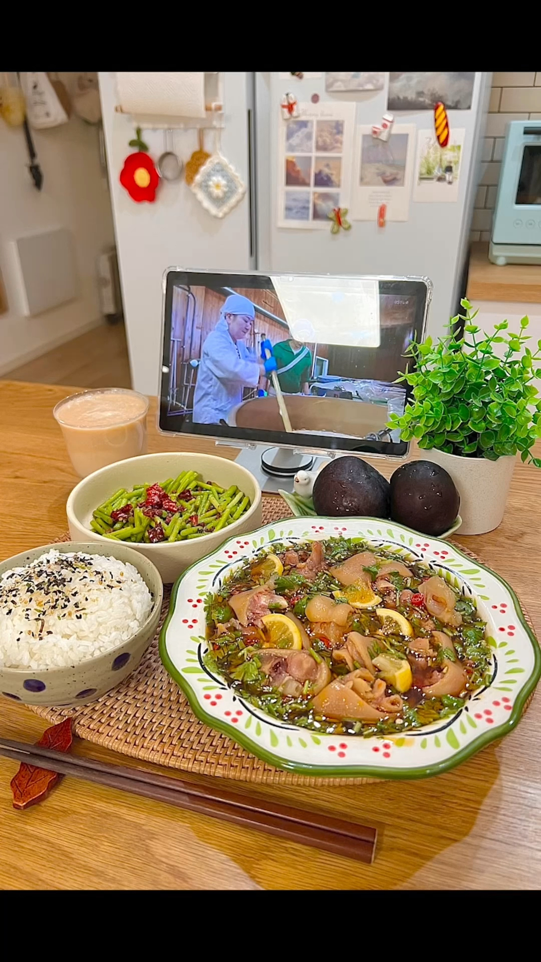 一人食:今天吃酸辣柠檬猪蹄,凉拌蒜苔,蜜桃酸奶