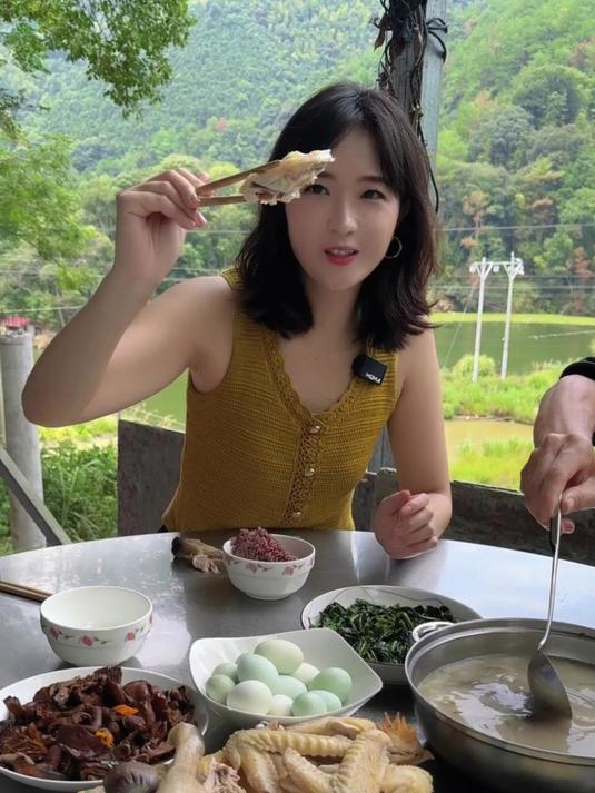 托老于养了500多只鸡，5个月过去了，今天白切鸡搞起来