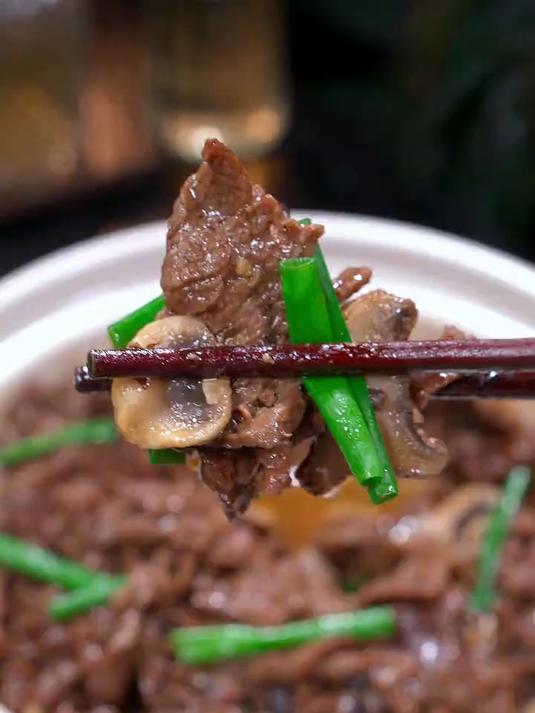 口蘑跟牛肉的搭配真的是绝了,鲜嫩嫩滑