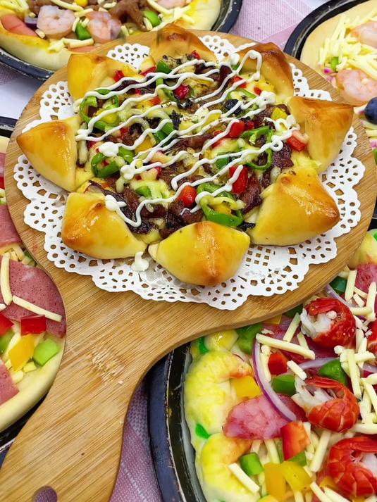 摆摊9.9手工披萨,一天水都没时间喝,太累了,但是我觉得踏实