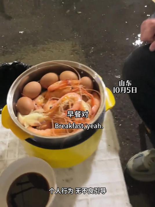 男子凌晨来海鲜市场进货,没想到市场里老板们的早餐都是海鲜