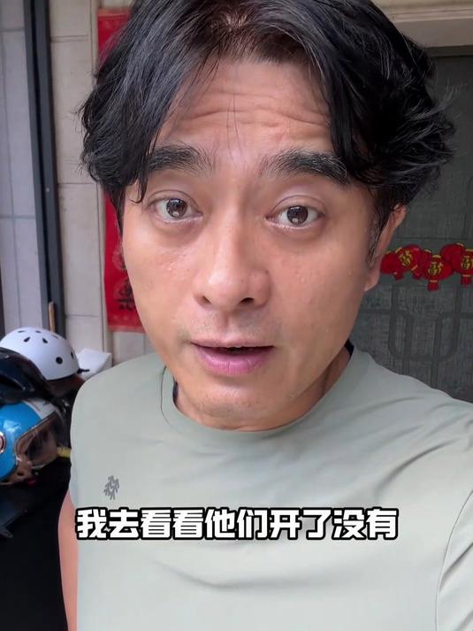 演员陈龙突击检查父母家空调,妈妈果然没开,高温下边做饭边流汗