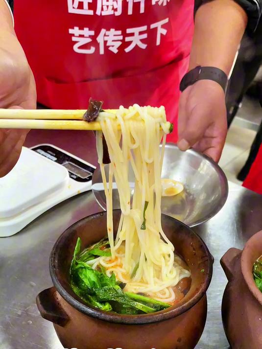 冬至暖心!罐罐米线高汤熬煮与配料制作,一口回魂的治愈体验!