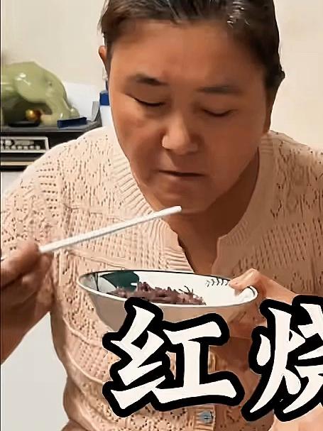 今天老妈给炖排骨汤，家里的茄子太多了，做成红烧茄子好吃爱吃