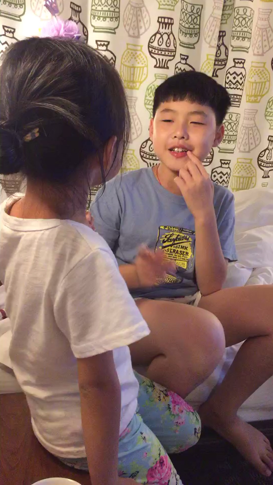 两个小吃货在香港迪士尼吃爆米花傻傻的挺搞笑的