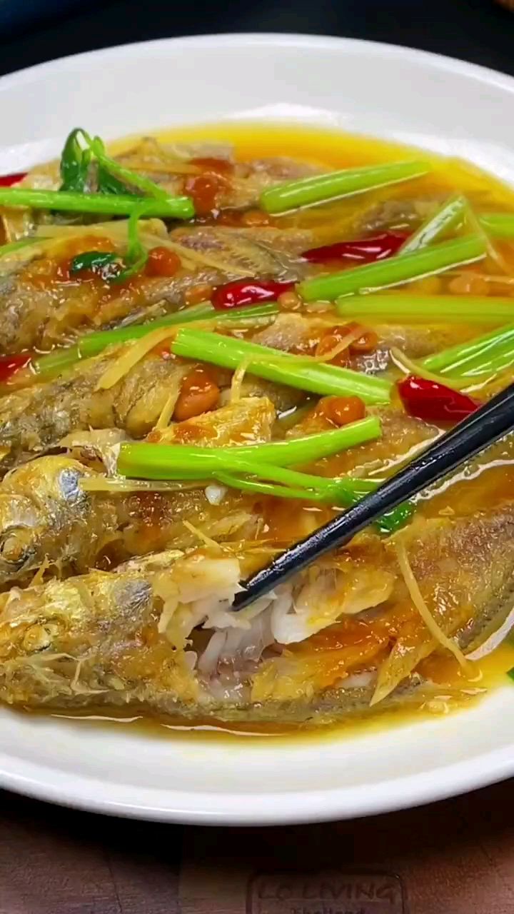 家烧小黄鱼,汤鲜味浓,咸香爽口,简单方便又好吃。