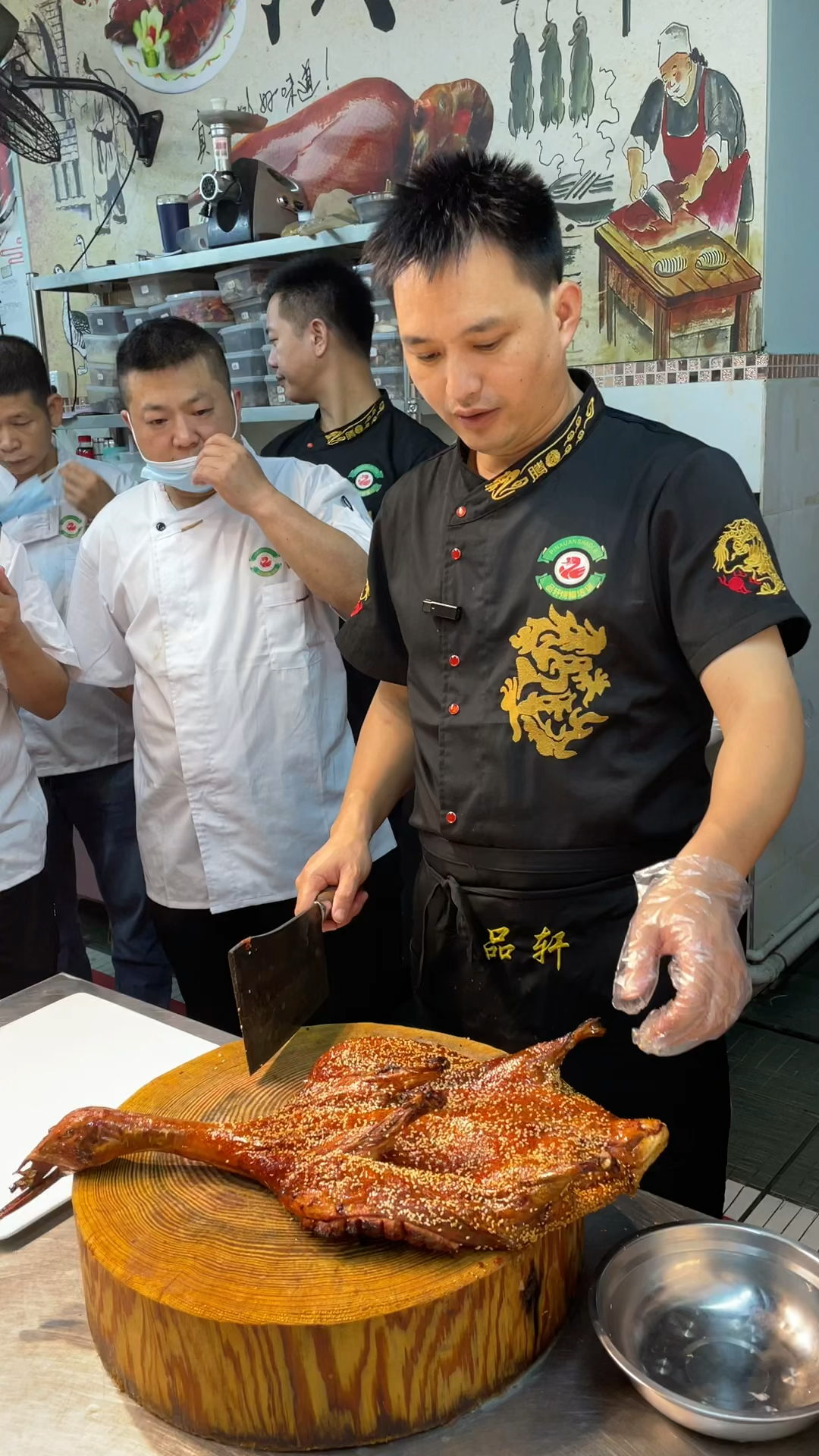 香辣琵琶鸭摆盘方法分享,烧腊培训师傅教你快速砍法!