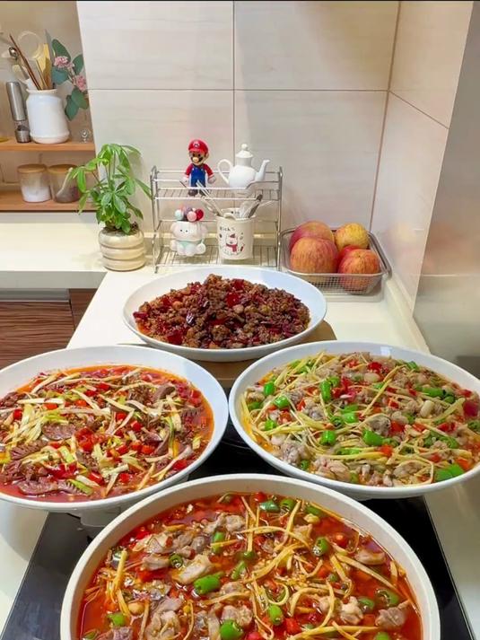 自贡菜是真的没有对手啊~ 今日菜单 -鲜锅兔 -仔姜田鸡