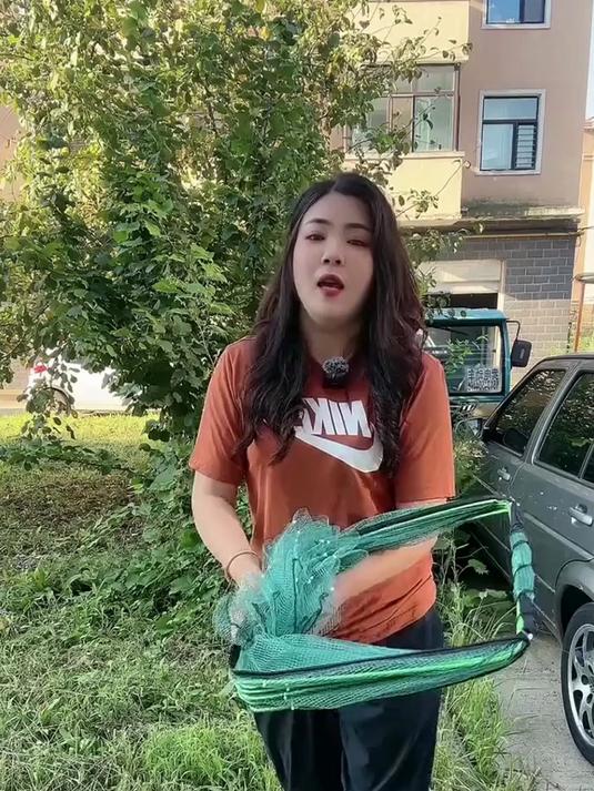 抓鱼特别好用折叠伞网,放点饵料扔到水里,一网就能轻轻松松回本