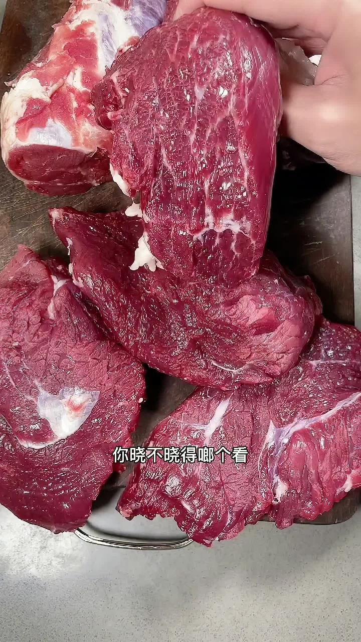 今天买了一点新鲜的牛肉,用自己炒的火锅底料吃个牛肉火锅