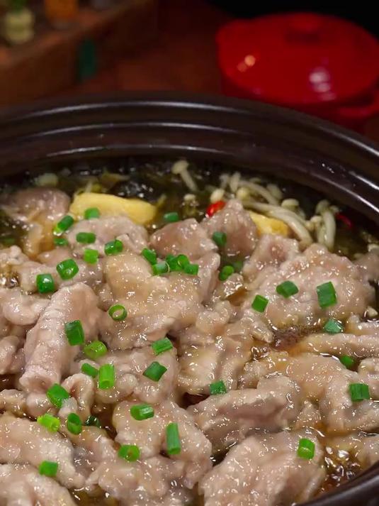 天越来越热吃饭没胃口,试试这个酸菜滑肉