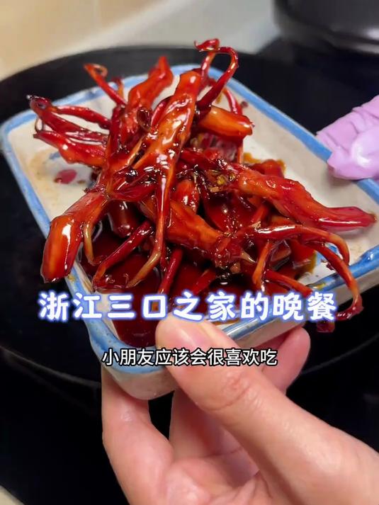 可乐鸭舌还不错,下次买了再做一次,今天的菜也是家里库存利用