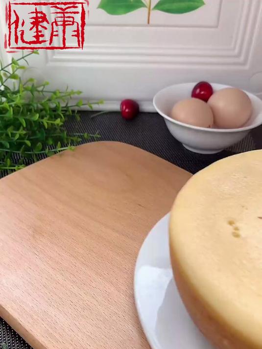 末在家给孩子做电饭煲蛋糕，孩子高兴得跳起来～