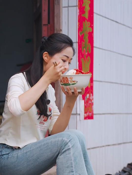 油菜籽成熟了，在山间田地，生长的是希望，收获的是喜悦