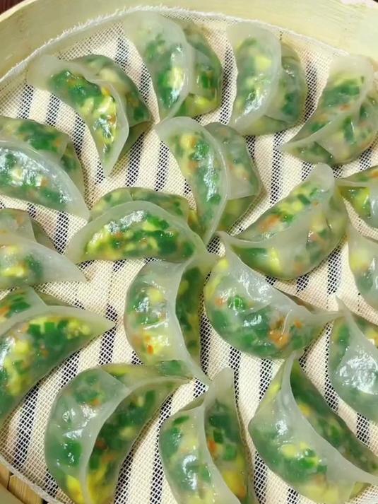 这种粉做的饺子皮晶莹剔透,爽滑劲道,还不开裂