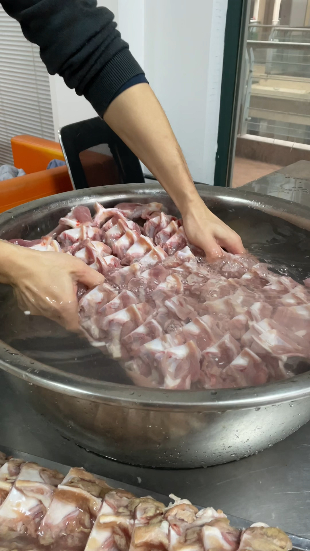 炸鸭锁骨配方:1个鸡蛋.盐100克.鸡精50克.味精50克.白糖200克.十三香25克.老