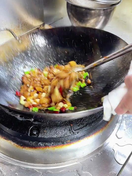 《宫保鸡丁》川菜经典菜品之一