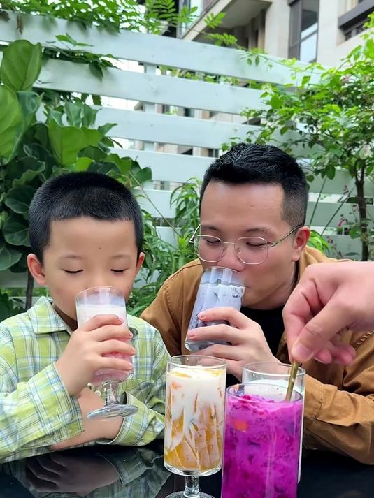 孩子爱喝饮料奶茶的,试试水果撞奶,健康又好喝,做法简单!