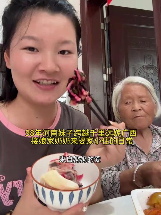 今天跟婆婆去摘了李子,中午奶奶还做了菜馍吃,又是幸福的一天～