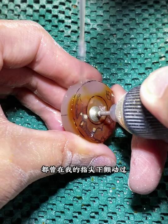 一位大哥定制生肖龙荷花吊坠,送给妻子当做生日礼物