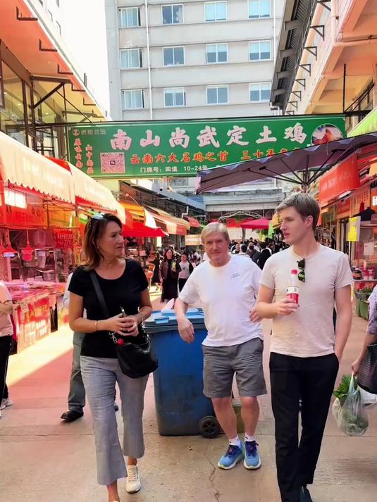 带挪威公公逛云南菜市场,他像个老顽童,兴奋的不行!