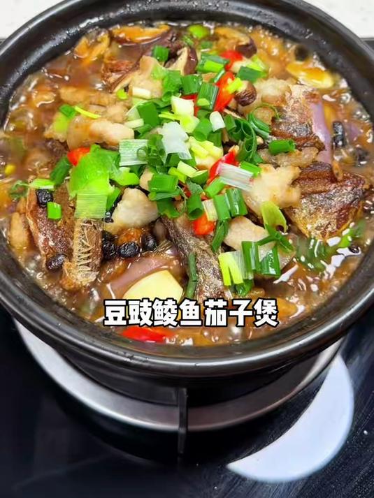 茄子不用油炸不用煎，跟豆豉鲮鱼一起煮，做法简单，咸香美味巨下饭！