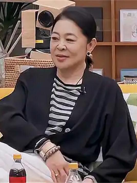 年轻时的倪萍有多美?63岁蔡明至今仍迷恋她颜值,看她照片就转发