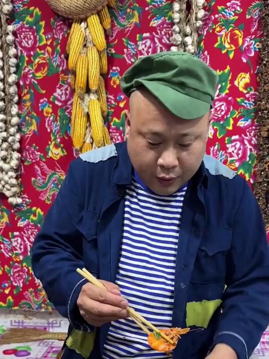 腌咸菜她来压缸石，压完石头说“有缘”，连缸一起搬回家