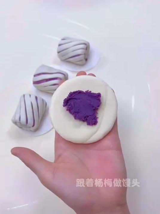 所有食材混合在一起揉5分钟,揉成光滑的面团包上紫薯馅做法简单