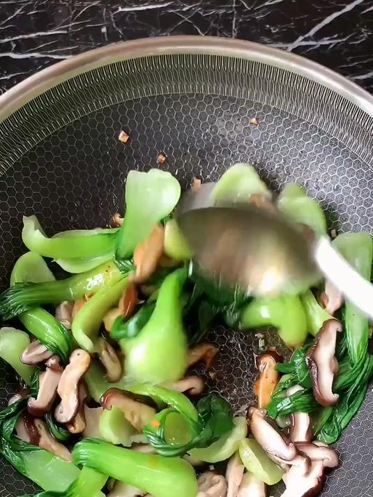 家庭聚餐硬菜！香菇油菜全家都爱，老少皆宜不踩雷
