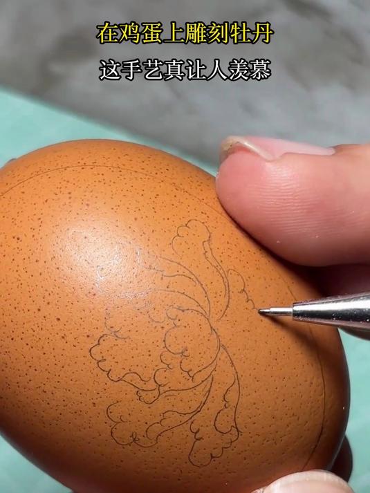 在鸡蛋上雕刻牡丹,这手艺真让人羡慕