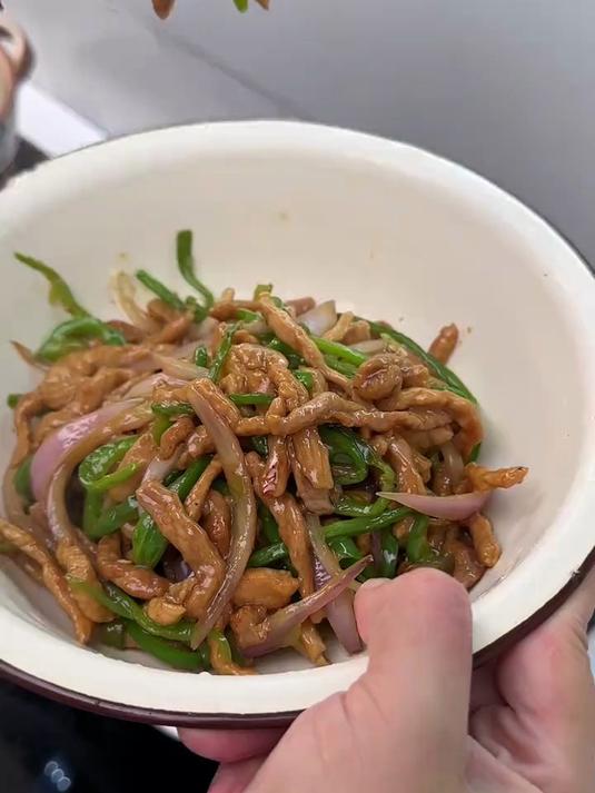 每次做这道洋葱青椒炒肉丝我家闺女都能干3碗米饭