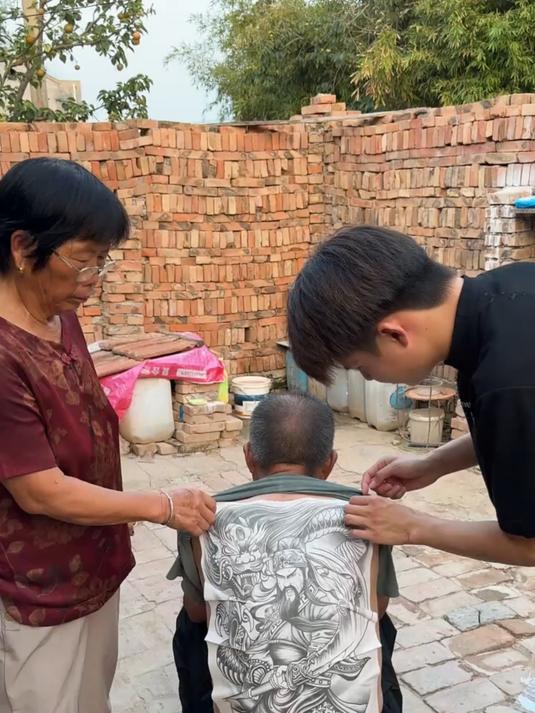 当我给爷爷贴满背纹身贴 看看爷爷什么反应