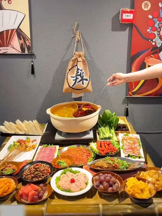 不用去成都也能吃到当地特色的地摊火锅了