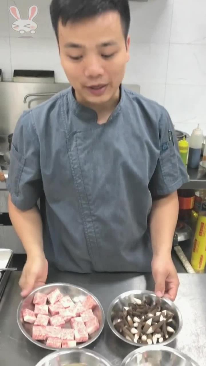 今天分享一个鸡枞菌百合炒牛肉粒