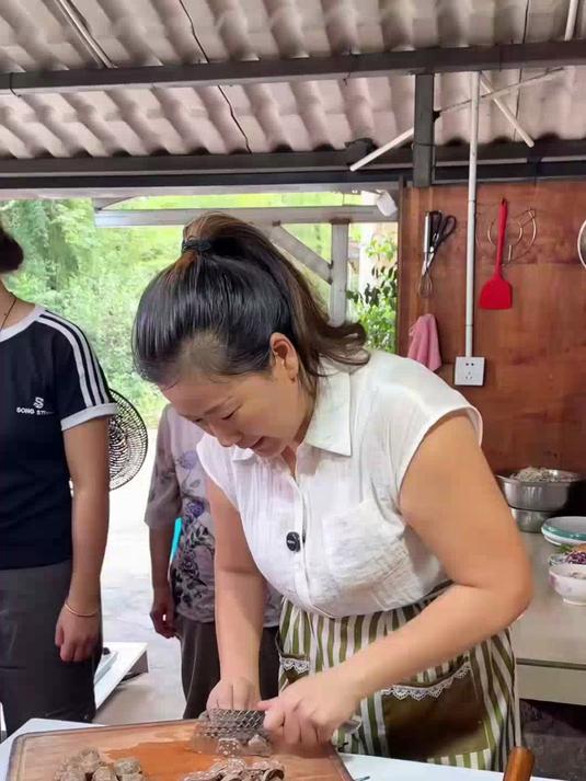 法鼎龙鳞纹小鱼刀 刀刃锋利,不管是切肉还是切菜,都非常的好用