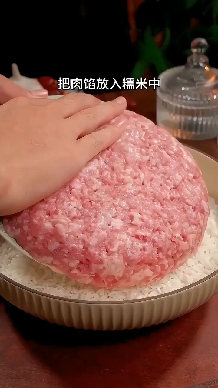 把肉馅放入糯米中,竟然能做出这么好吃的美食# 糯米圆子