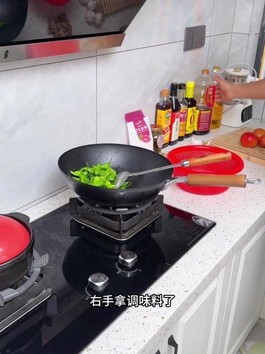 家里燃气灶老打滑，炒菜放不稳太危险，一个防滑锅架就解决！#厨房小妙招##甄选好物#