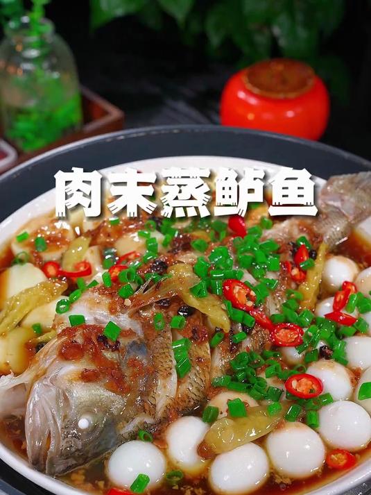 将猪肉塞到鲈鱼的肚子里,出锅就是一道鲈鱼的神仙吃法,酱香浓郁