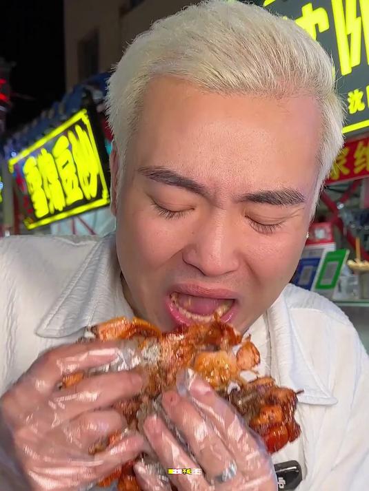 盘东北沈阳最火美食夜市,炫锅包肉鸡架大饭包撑到回家