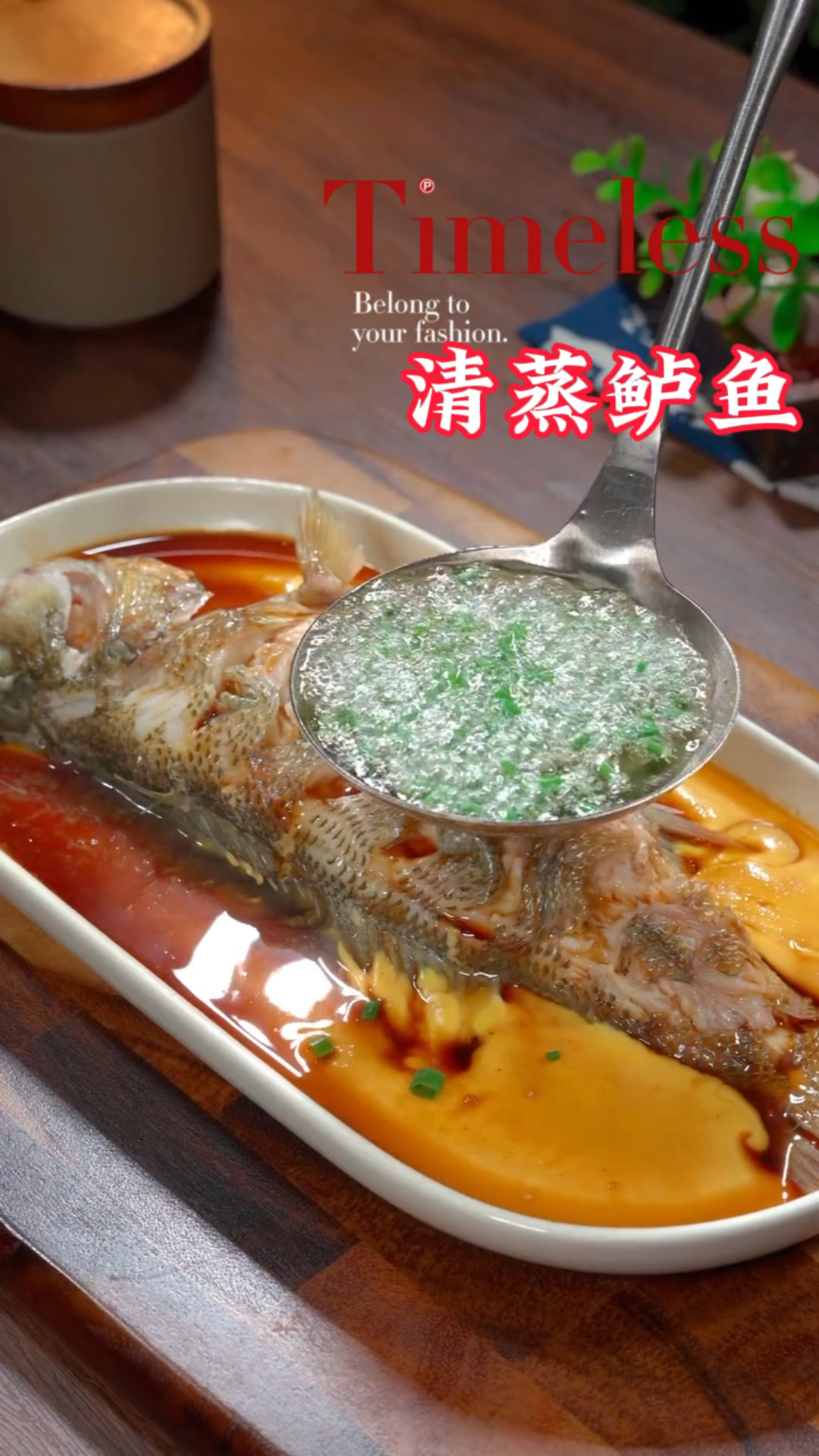 在鲈鱼身上打一个鸡蛋,这样做的清蒸鲈鱼,大人小孩都特别喜欢吃