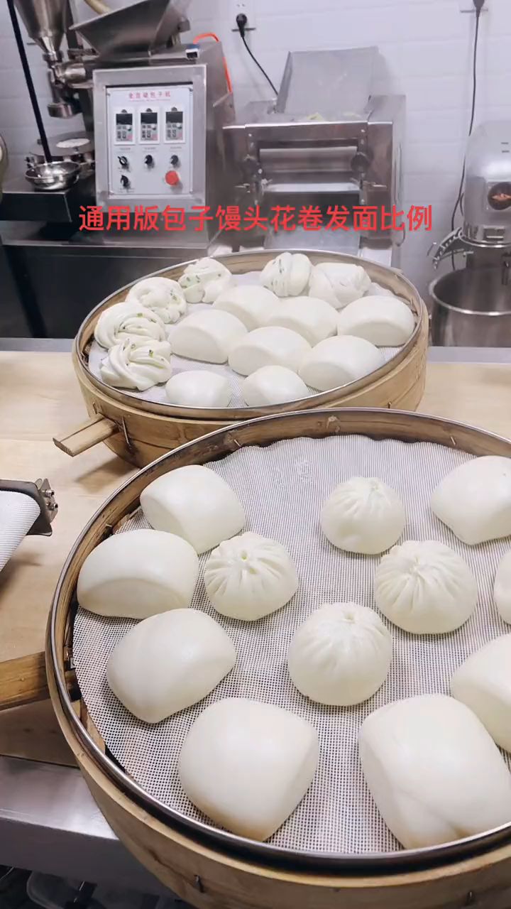 包子馒头花卷比例:面粉10斤,酵母30克,老面2斤,碱面适量,改良剂20克。 温水5~6斤