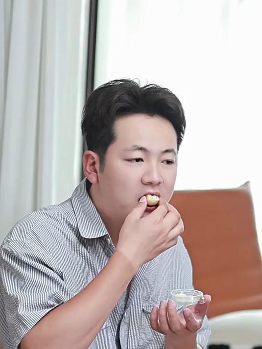 轩妈家蛋黄酥传统中式糕点伴手礼送礼礼盒点心零食休闲食品小吃