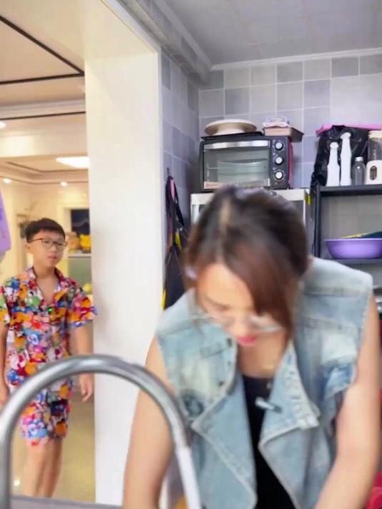 孩子想奶奶了，把所有的思念都包进了一个个饺子里……