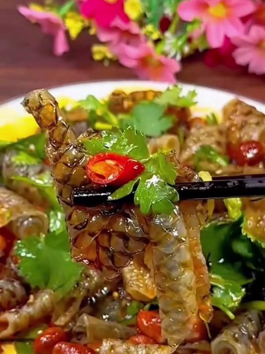 饭店里酸辣甜咸的泡椒鱼皮原来是这样做出来的，长见识了