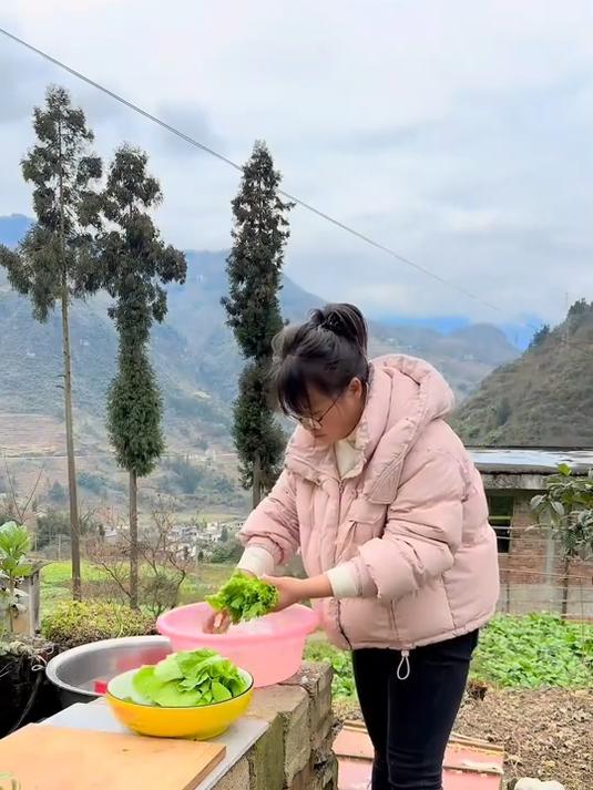 麻辣火锅吃腻了,今天煮个清汤火锅吃,不得不说清汤的还要下饭些