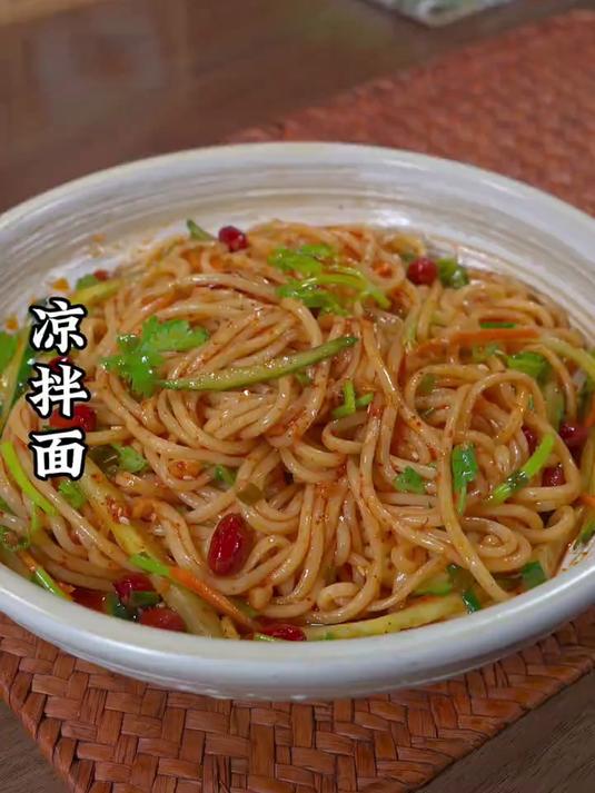 天热不想炒菜做饭时我都会做上一份这样的凉拌面做法简单酸辣